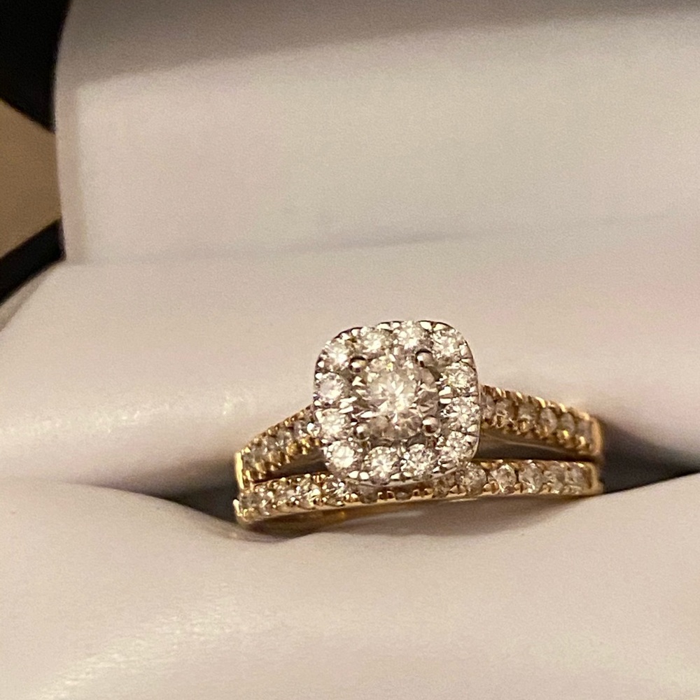 Beautiful engagement and wedding rings!!! 💎